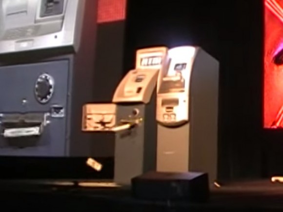 Bankomat plujący banknotami na słynnej prezentacji Barnaby jacka