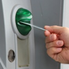 Jak złodzieje zatrzymują wasze pieniądze w bankomatach, by je ukraść